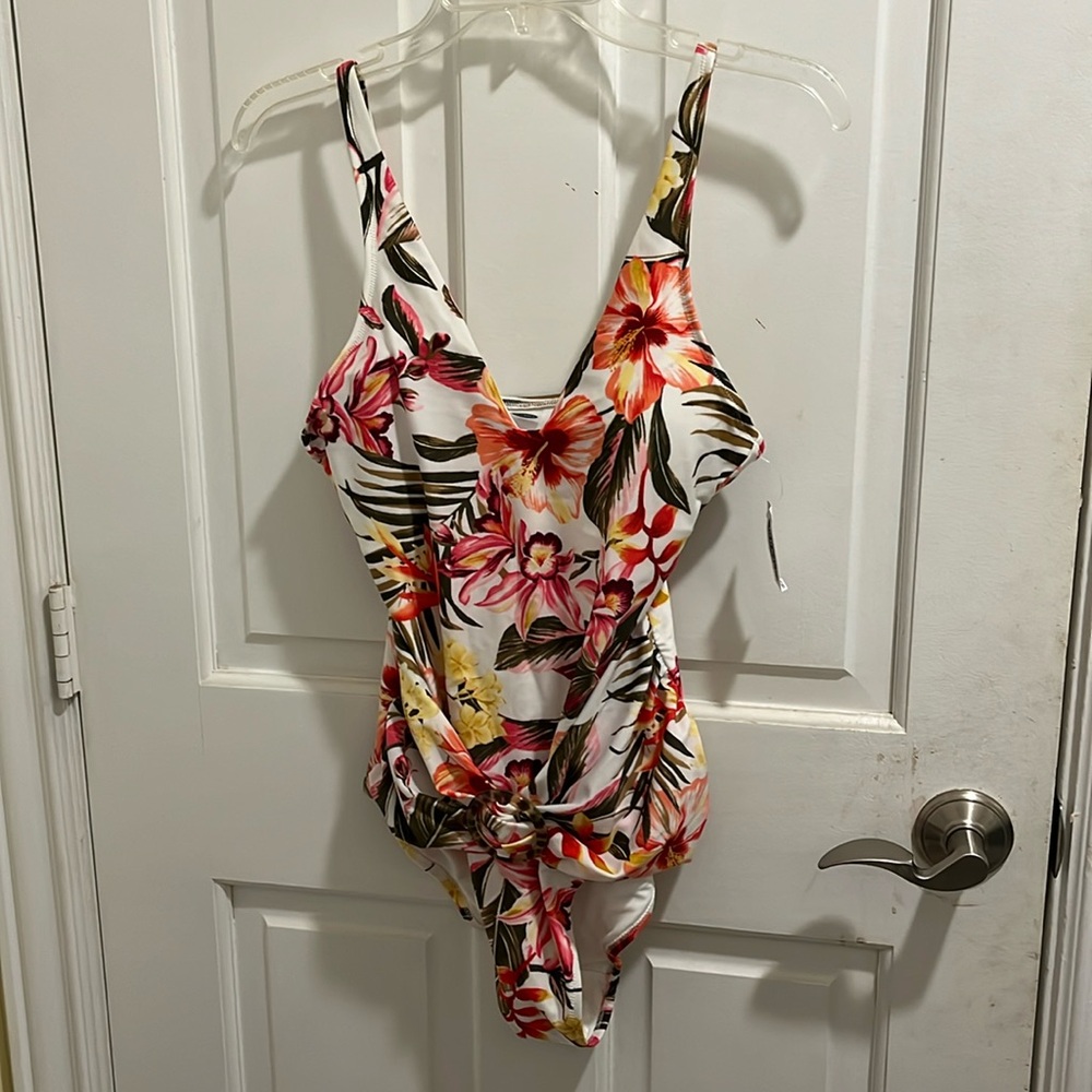 Women’s Old Navy One Piece NWT Bathing Suit size M